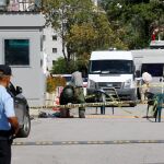 Un artificiero inspecciona una bolsa junto a la embajada de Israel en Ankara