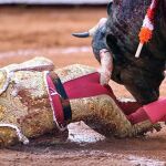 La tremenda cornada en el ano al diestro Antonio Romero en la Monumental de México