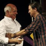 El cabeza de lista de Catalunya Sí que es Pot, Lluís Rabell y el secretario general de Podemos, Pablo Iglesias, en el mitin bajo el lema ‘La Catalunya de la gente’ en Rubí.