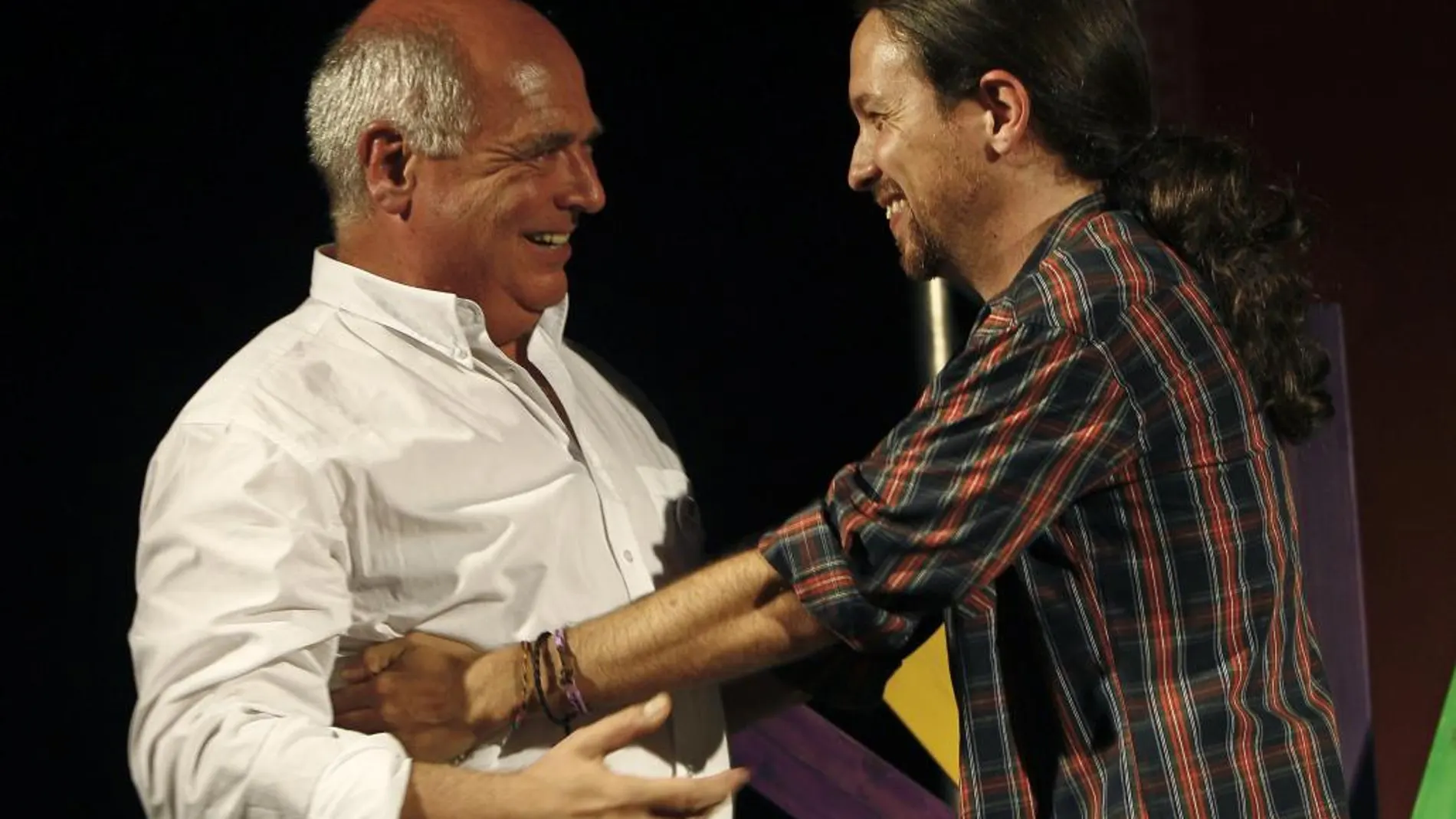El cabeza de lista de Catalunya Sí que es Pot, Lluís Rabell y el secretario general de Podemos, Pablo Iglesias, en el mitin bajo el lema ‘La Catalunya de la gente’ en Rubí.