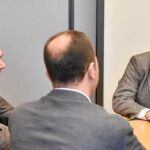 Juan Espadas (i) y Javier Millán, portavoz de C’s (de espaldas), reunidos con Pedro Ballesteros, de la Comisión Europea