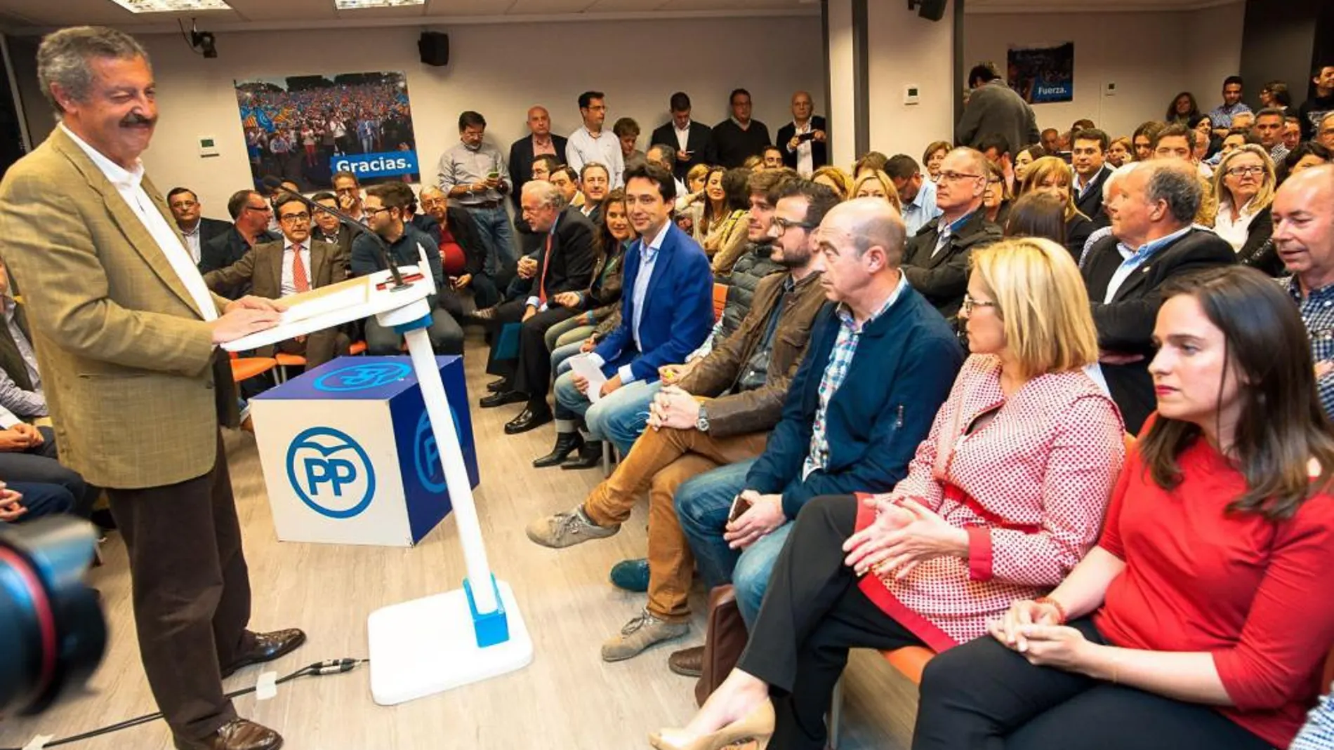 En el atril, el número 2 del PP de Valencia, Vicente Ferrer, en primera fila Betoret y Contelles, entre otros