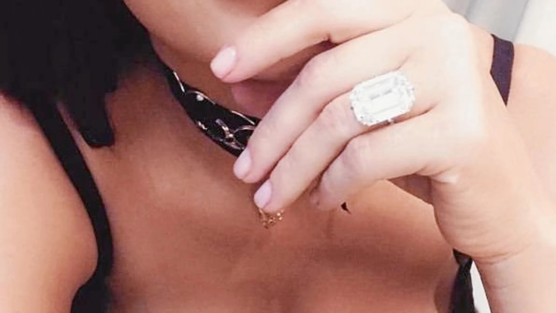 La «celebrity» publicó esta imagen en Instagram, en la que luce un anillo de 3,5 millones de euros, horas antes del atraco