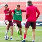 Torres pelea con Giménez por un balón en el entrenamiento de ayer, el primero del «Niño» tras el peligroso golpe que se dio en la cabeza en el partido contra el Deportivo