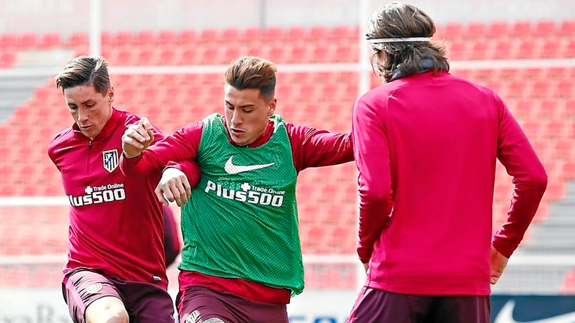 Torres pelea con Giménez por un balón en el entrenamiento de ayer, el primero del «Niño» tras el peligroso golpe que se dio en la cabeza en el partido contra el Deportivo