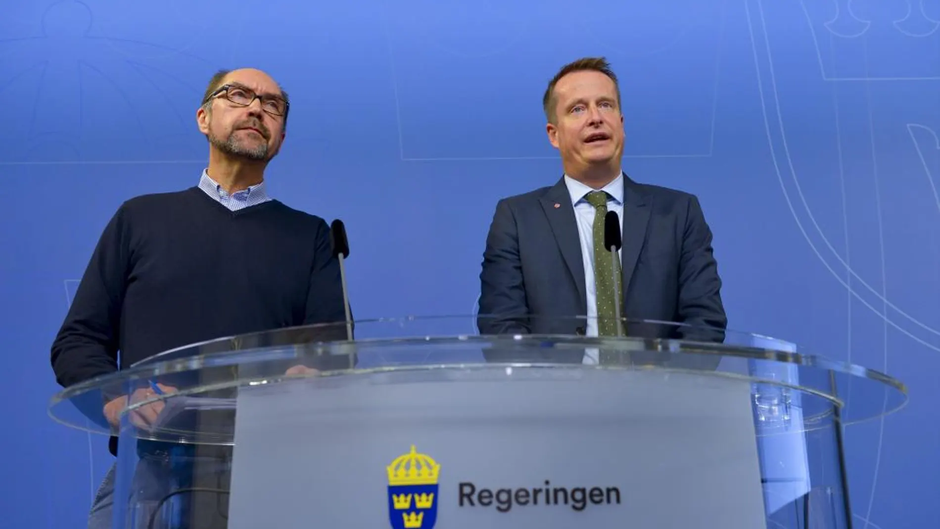 El ministro del Interior sueco Anders Ygeman (d) y el resposable de comunicación de la Dirección General de Migraciones, Mikael Hvinlund (i) durante la rueda de prensa