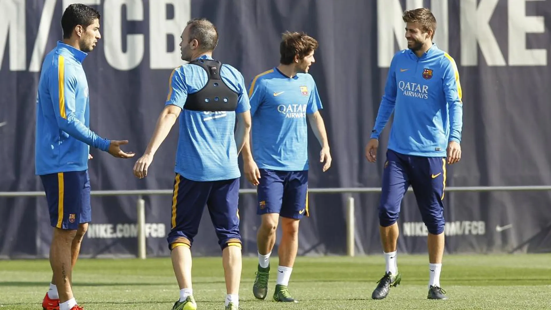 Los jugadores del FC Barcelona Luis Suarez (i) y Andrés Iniesta (2i) durante el entrenamiento que el equipo ha realizado hoy.