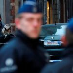 Un agente en la sede de Policía de Bruselas/Reuters
