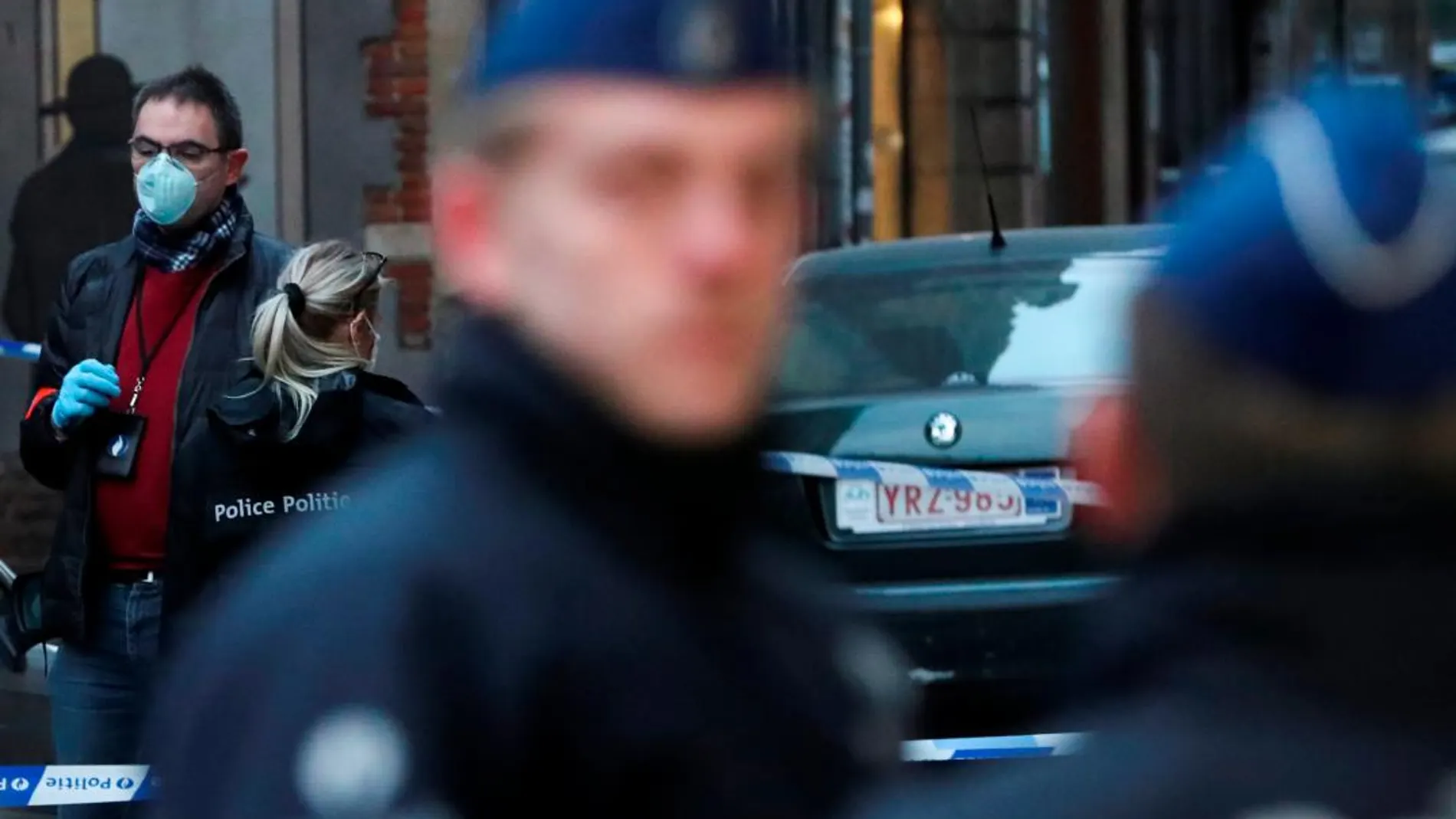 Un agente en la sede de Policía de Bruselas/Reuters