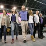 Pablo Iglesias, junto a la portavoz de Compromís Mónica Oltra (3i), y otros candidatos durante el mitin celebrado hoy en Alicante.
