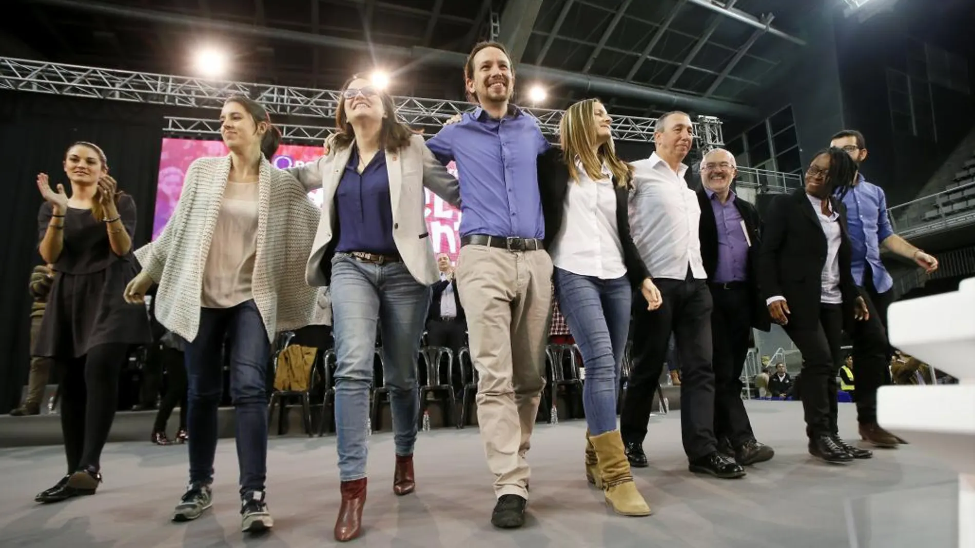Pablo Iglesias, junto a la portavoz de Compromís Mónica Oltra (3i), y otros candidatos durante el mitin celebrado hoy en Alicante.