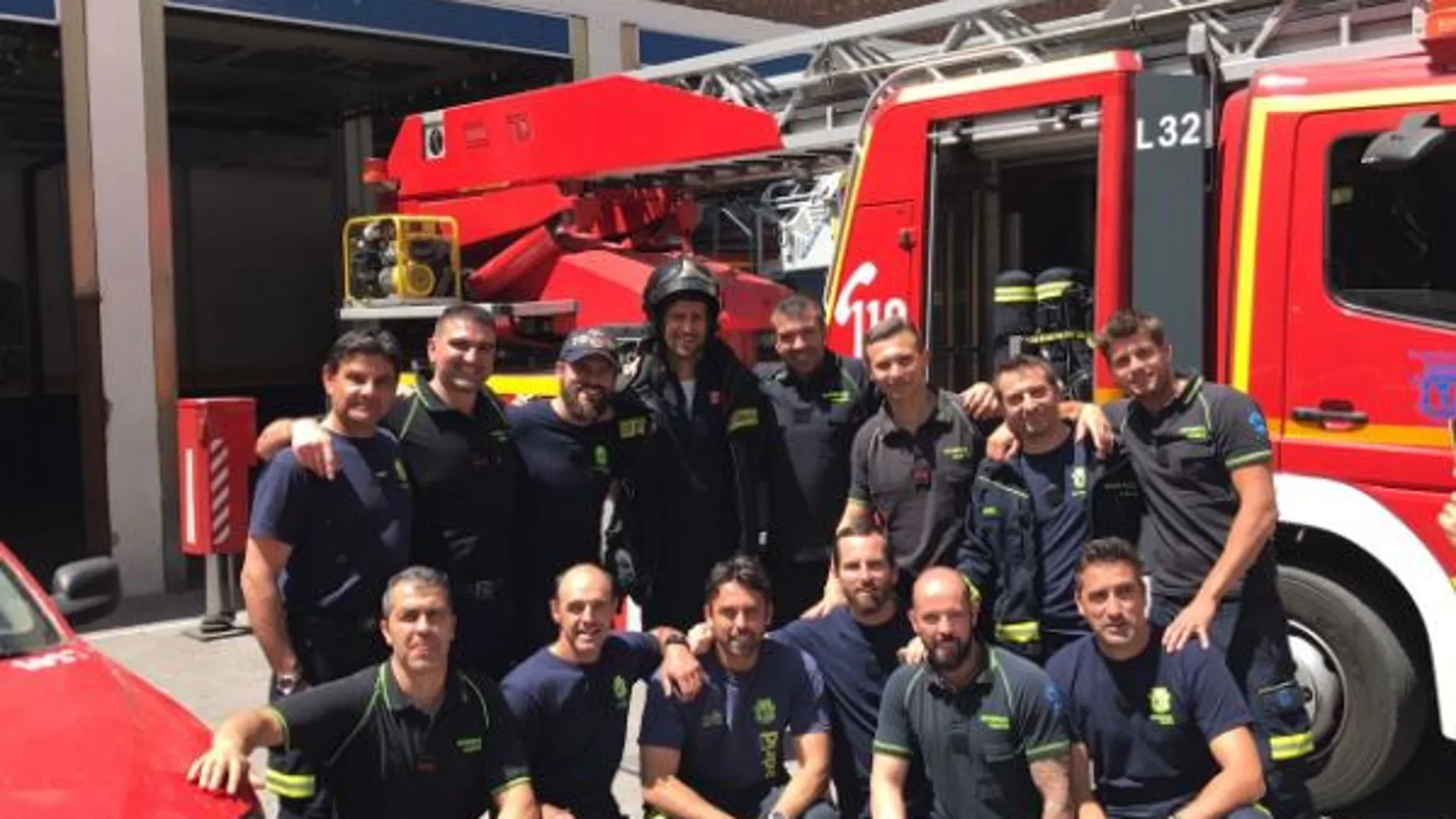 Djokovic posando con el cuerpo de Bomberos de Madrid