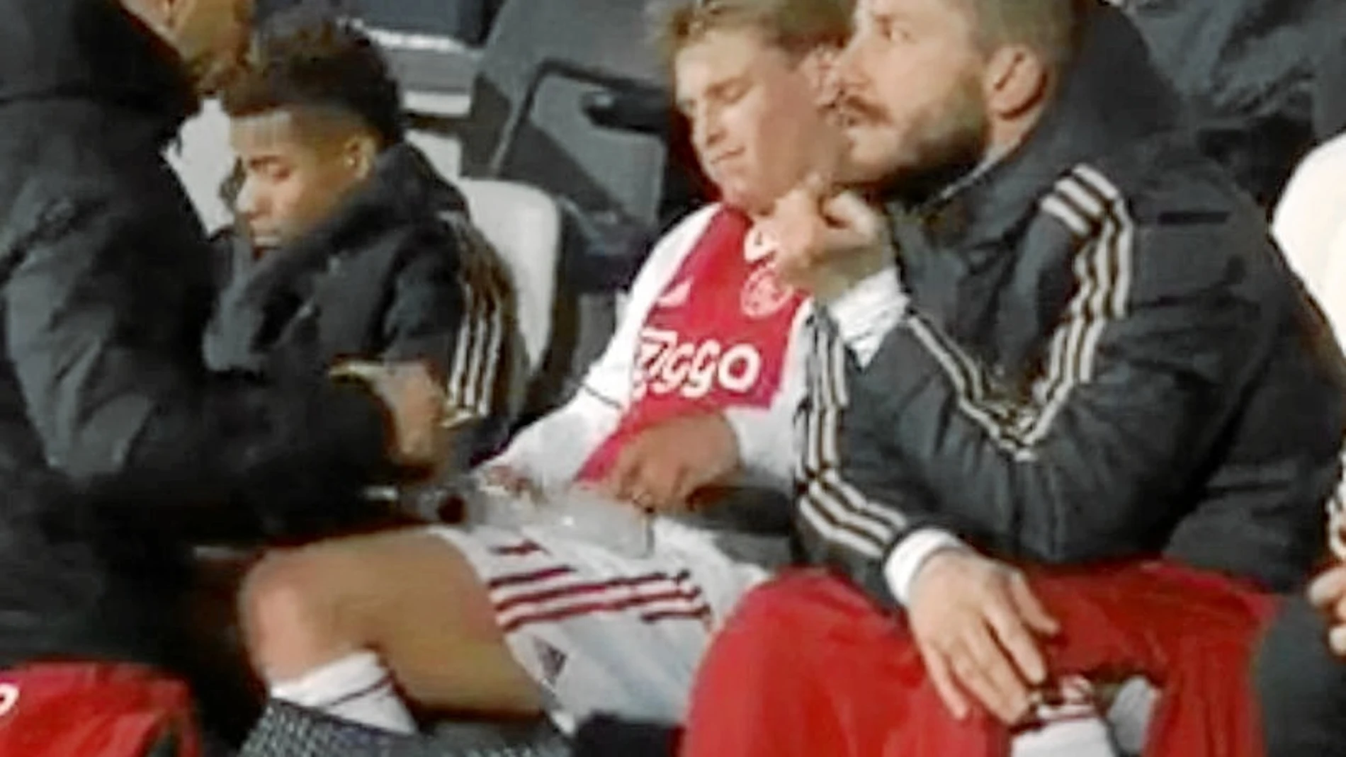 De Jong acabó con molestias el último partido del Ajax