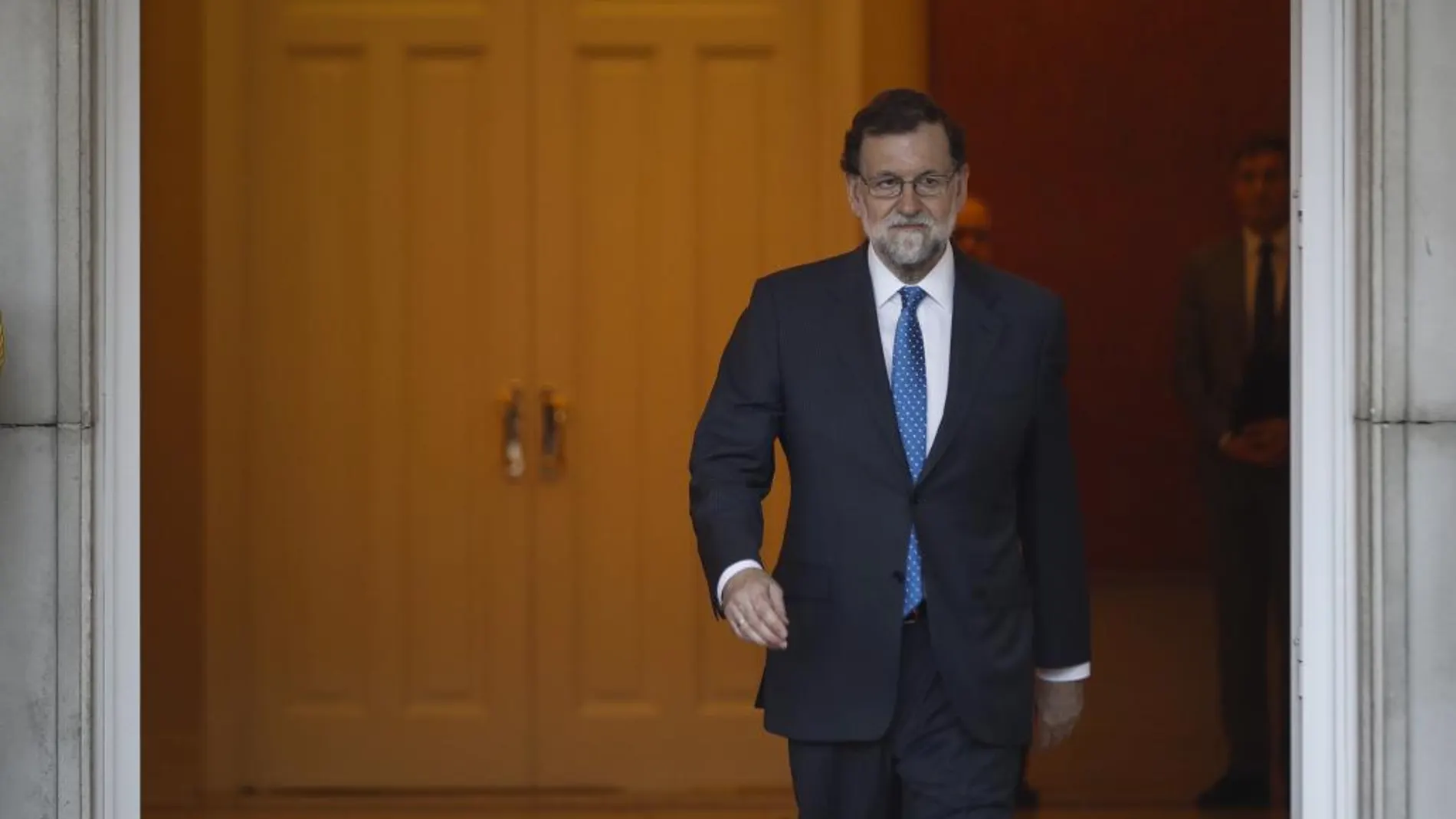 El presidente del Gobierno, Mariano Rajoy, sale del Palacio de la Moncloa, en una imagen de archivo
