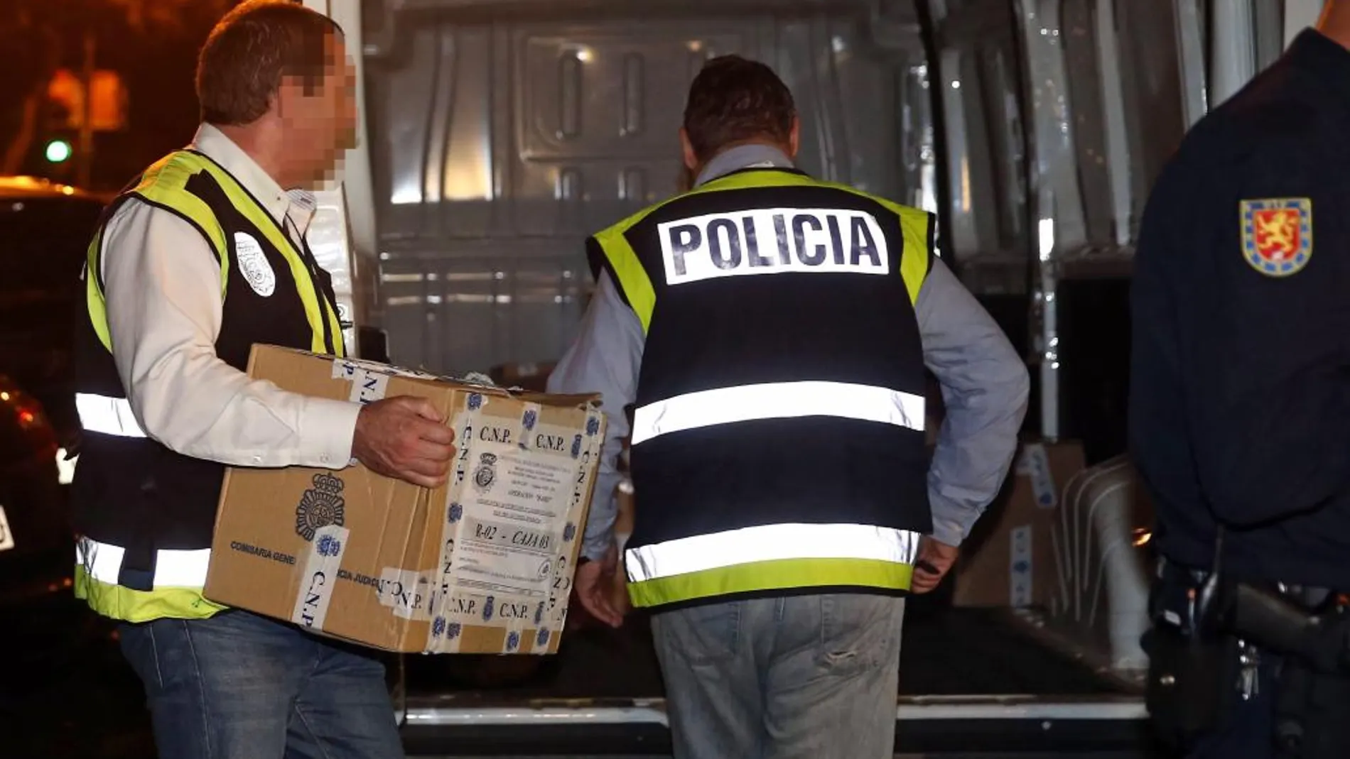 La Policía durante el registro de las oficinas de las empresas de Jordi Pujol Ferrusola en la calle Ganduxer de Barcelona, en busca de documentación relacionada con las divisas de hasta 32 millones de euros que supuestamente movió entre los años 2004 y 2012, el pasado día 27