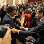 Juan Marín saluda a Juanma Moreno tras ser nombrado presidente de la Junta / Foto: Ke-Imagen