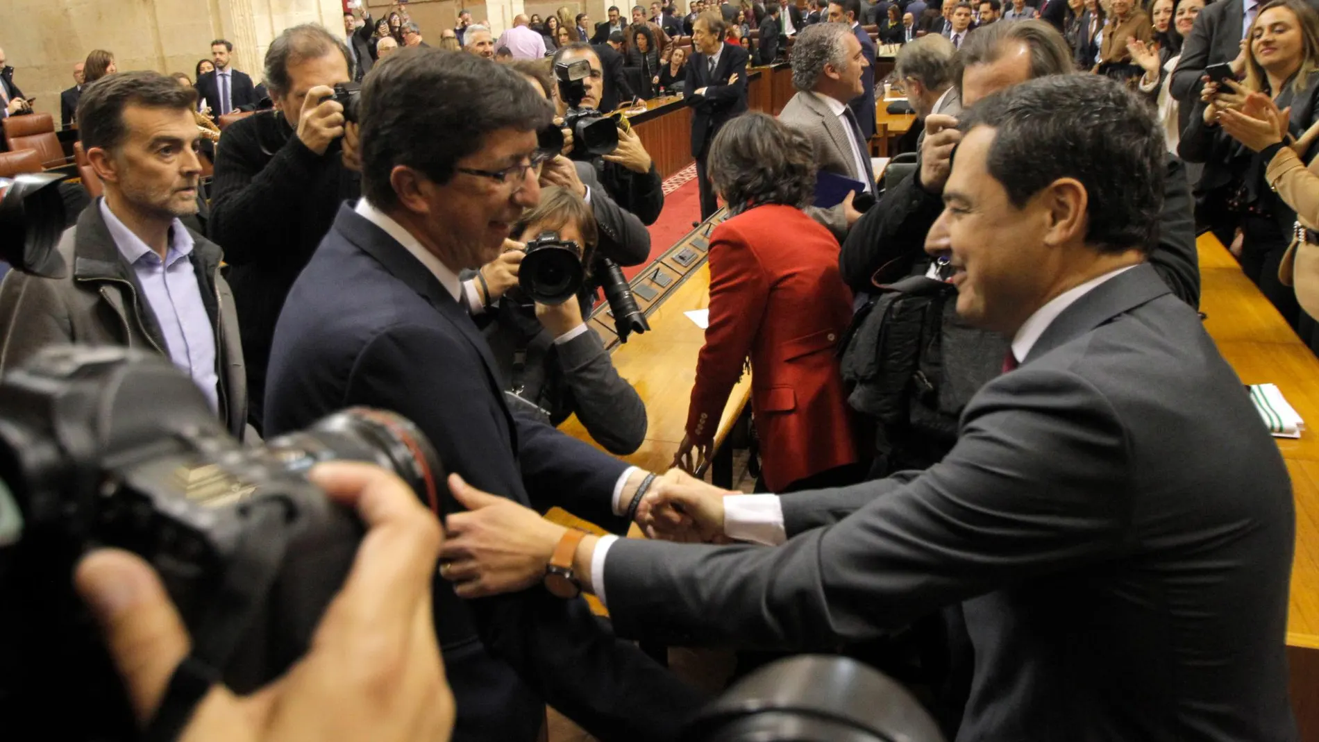 Juan Marín saluda a Juanma Moreno tras ser nombrado presidente de la Junta / Foto: Ke-Imagen
