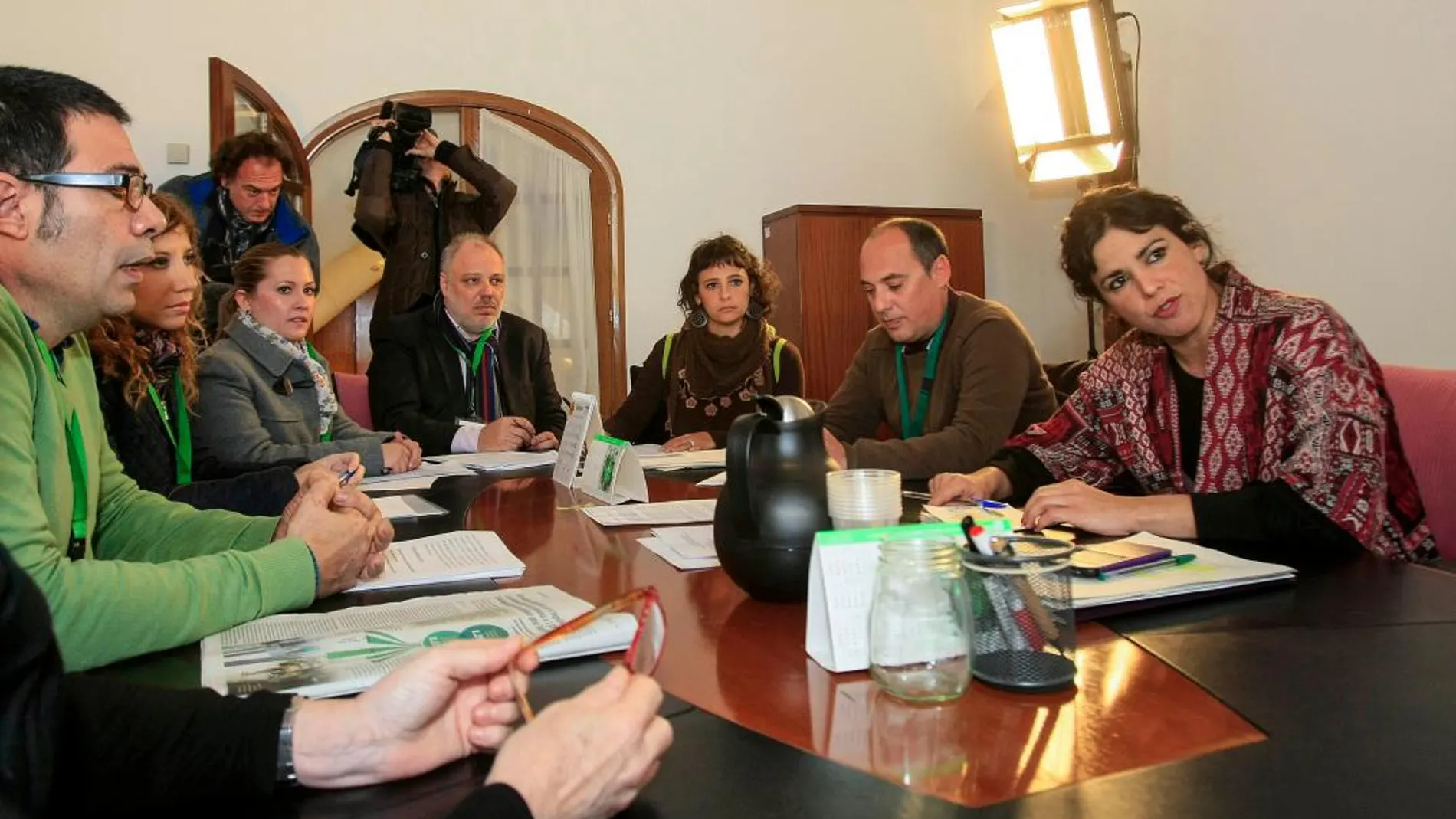 Representantes de los Memta, reunidos con Teresa Rodríguez, de Podemos / Foto: Manuel Olmedo