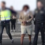 Imagen de dos agentes custodiando a la mujer que captó a su hija