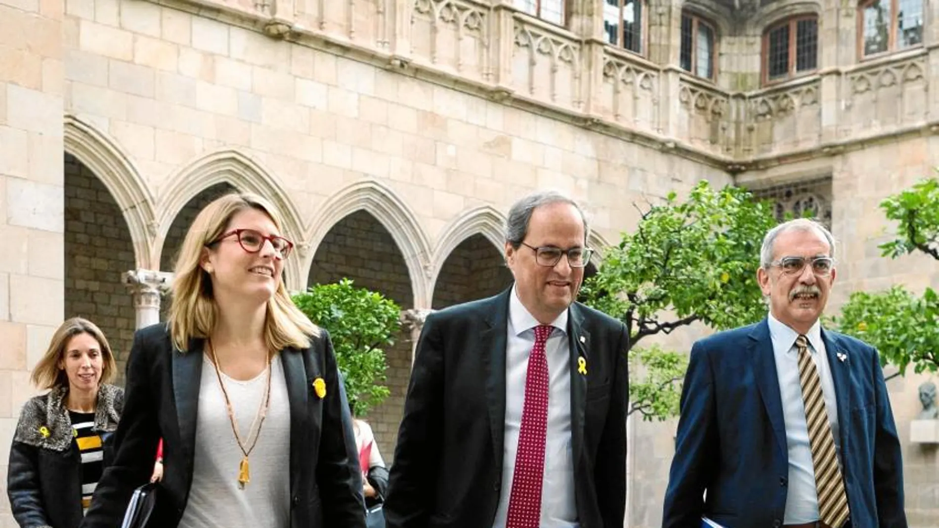Elsa Artadi, Quim Torra y Pau Villòria, en primer término, ayer antes de la reunión del Consell Executiu