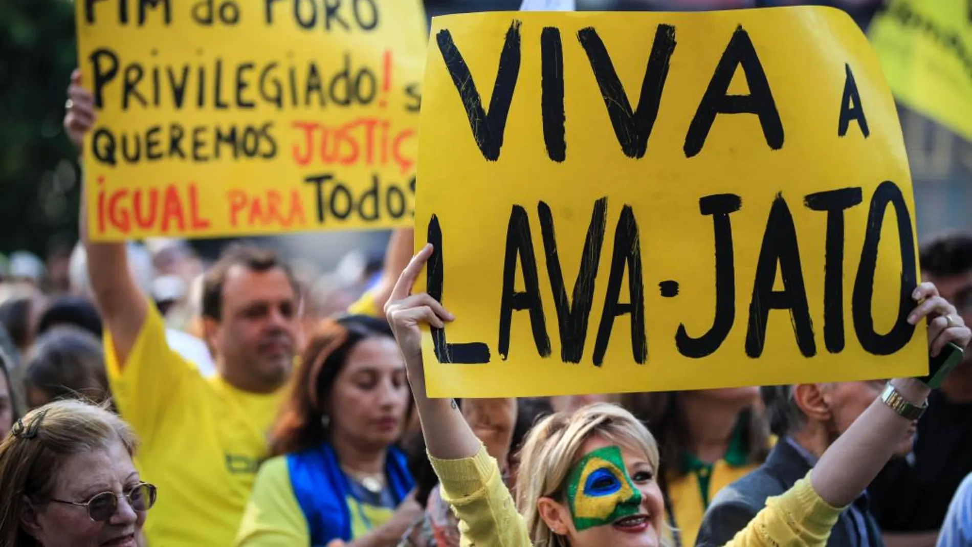 Manifestantes piden la detención del expresidente Luiz Inácio Lula da Silva y del senador Renan Calheiros por el caso de corrupción en Petrobras