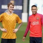 Justin Bieber ha jugado un rato al fútbol con alguna de las estrellas del Barcelona