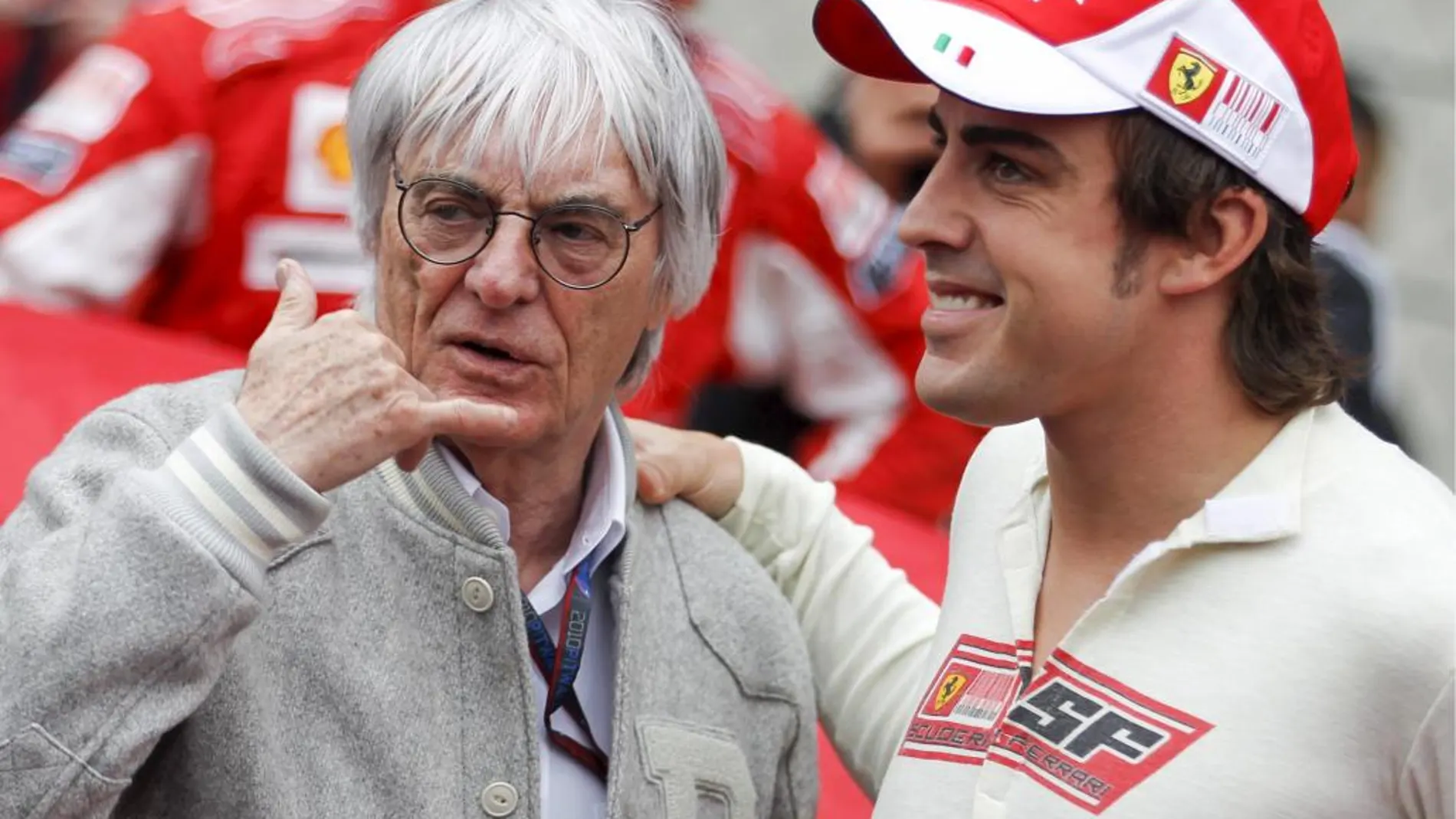 Bernie Ecclestone junto a Fernando Alonso cuando éste último corría para Ferrari