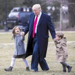 El presidente de EE UU, Donald Trump, camina junto a sus nietos Arabella y Joseph Kushner, en la Casa Blanca