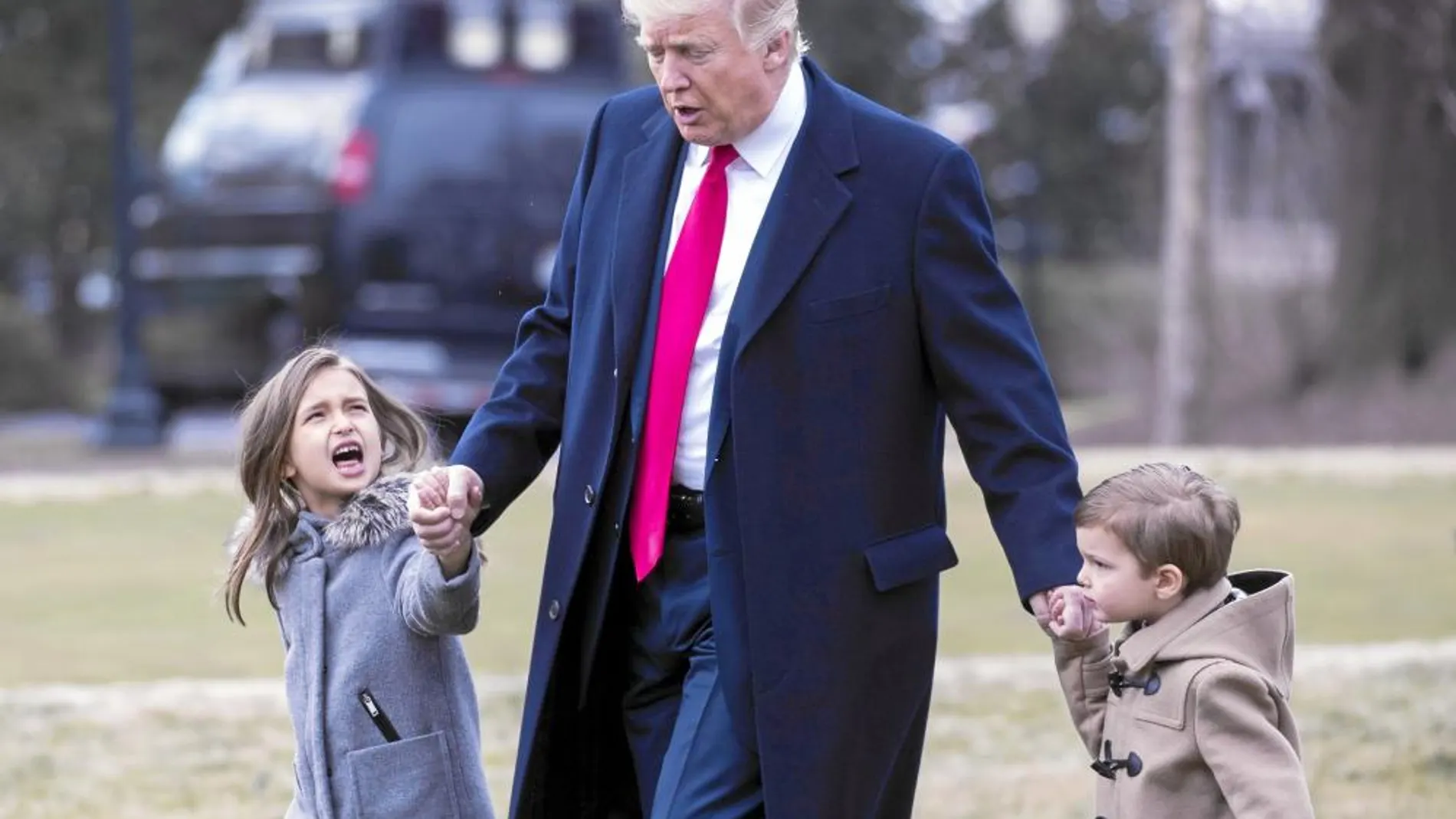 El presidente de EE UU, Donald Trump, camina junto a sus nietos Arabella y Joseph Kushner, en la Casa Blanca