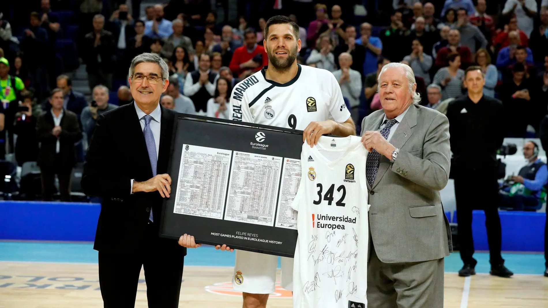 El presidente de la EuroLiga, Jordi Bertomeu, y el exjugador del Madrid, Emiliano Rodríguez, entregan una placa conmemorativa a Felipe Reyes / Efe