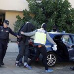Momento del traslado del joven español de 21 años detenido por la Policía Nacional esta madrugada en Melilla