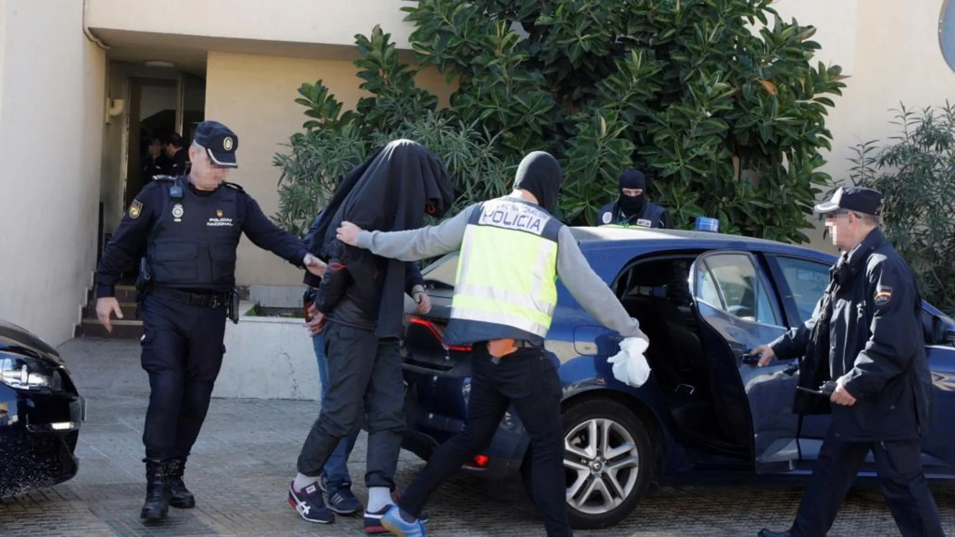 Momento del traslado del joven español de 21 años detenido por la Policía Nacional esta madrugada en Melilla