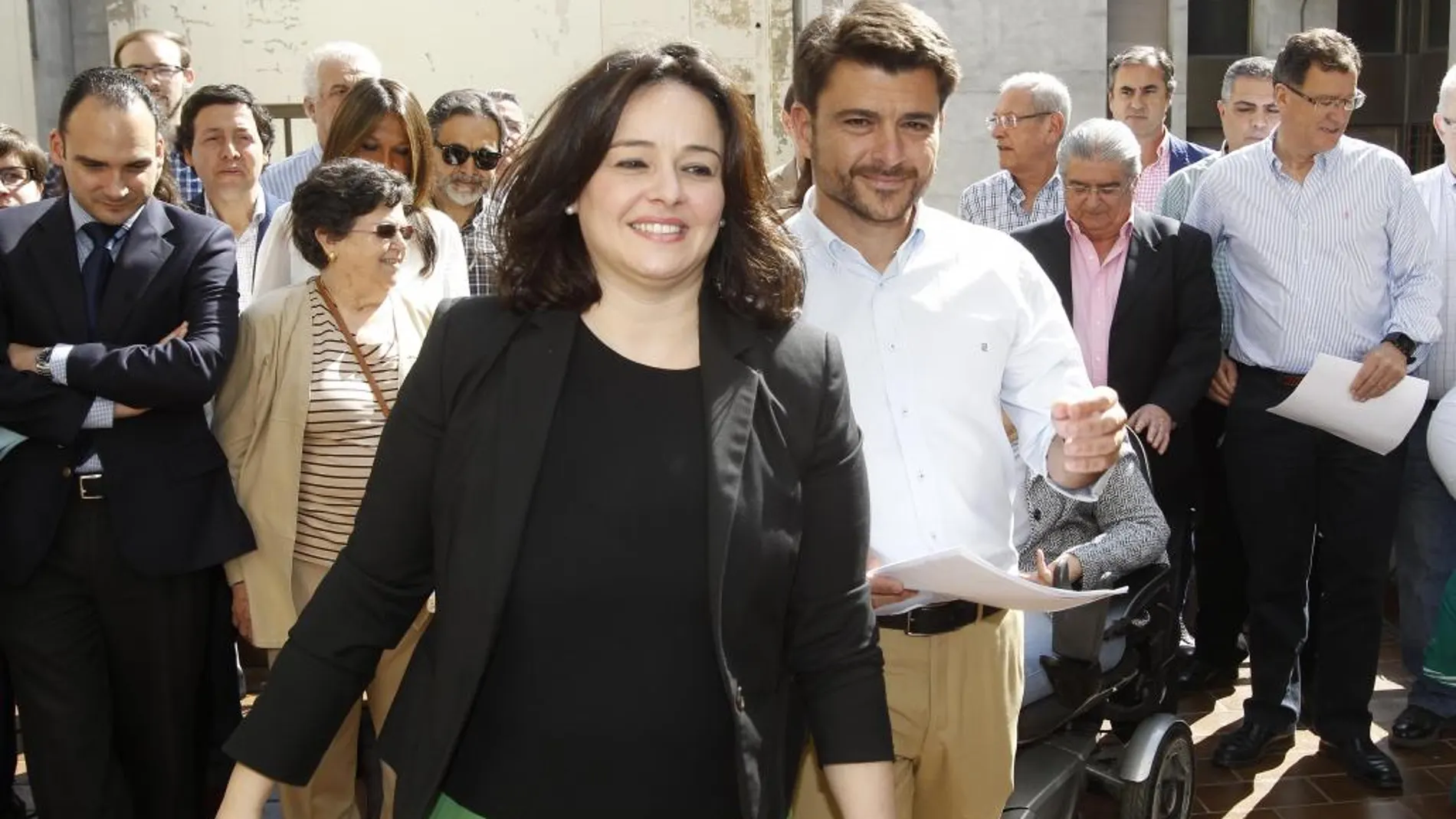 Virginia Pérez, junto al concejal del Ayuntamiento de Sevilla Beltrán Pérez