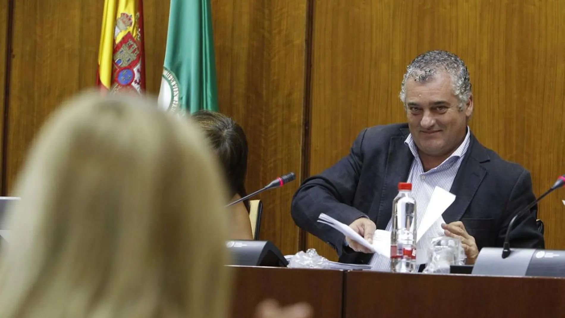 El consejero de Empleo, Empresa y Comercio, Javier Carnero, en una reciente comparecencia en el Parlamento de Andalucía / Foto: Manuel Olmedo