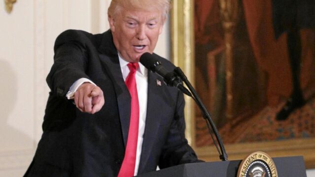 El presidente de Estados Unidos, Donald Trump, señala a un invitado ayer durante una ceremonia celebrada en la Casa Blanca