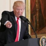 El presidente de Estados Unidos, Donald Trump, señala a un invitado ayer durante una ceremonia celebrada en la Casa Blanca