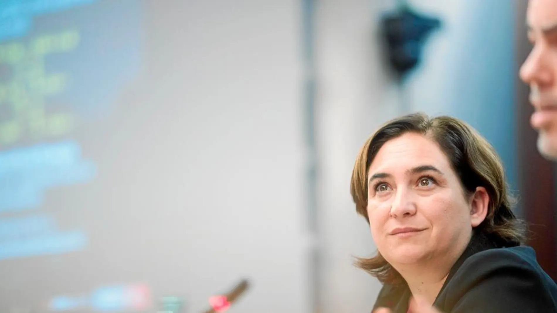 La alcaldesa de Barcelona asegura que su eléctrica competirá en «proximidad y transparencia».