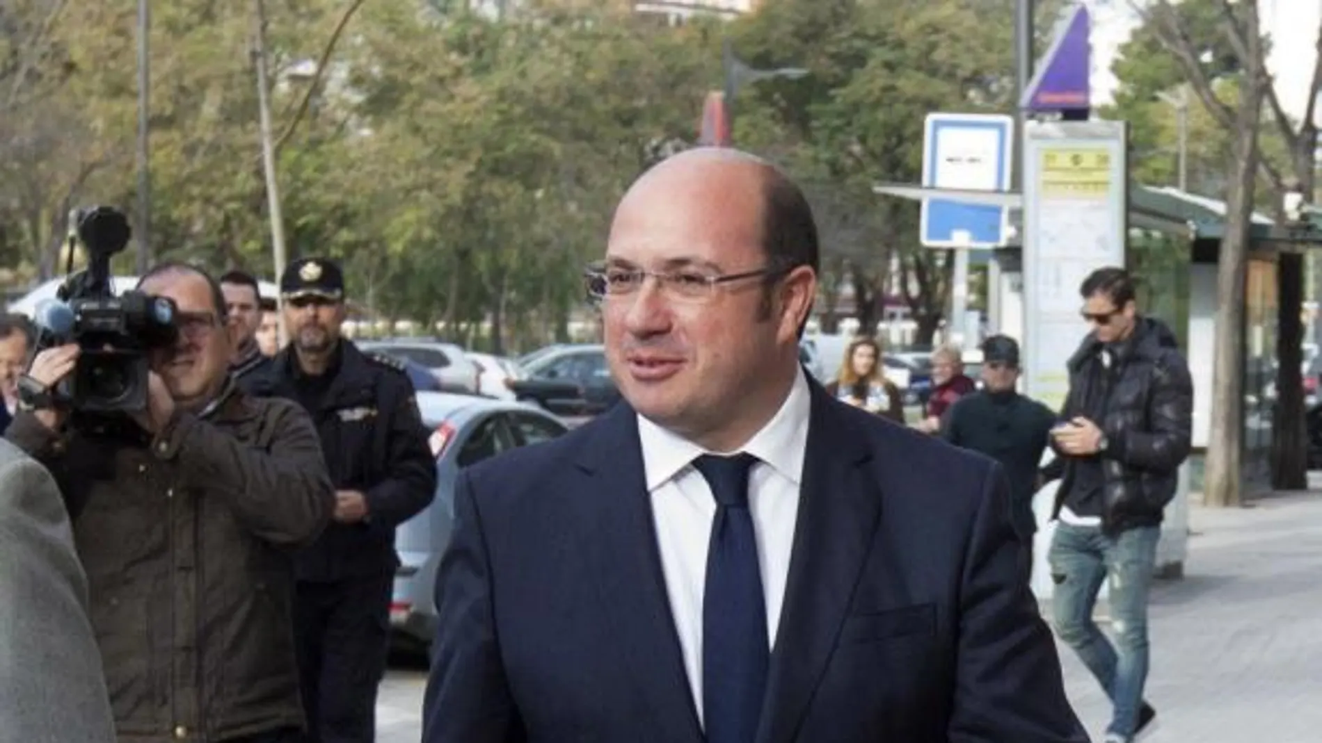 El presidente del Gobierno de Murcia, Pedro Antonio Sánchez (d), a su llegada al Tribunal Superior de Justicia de Murcia