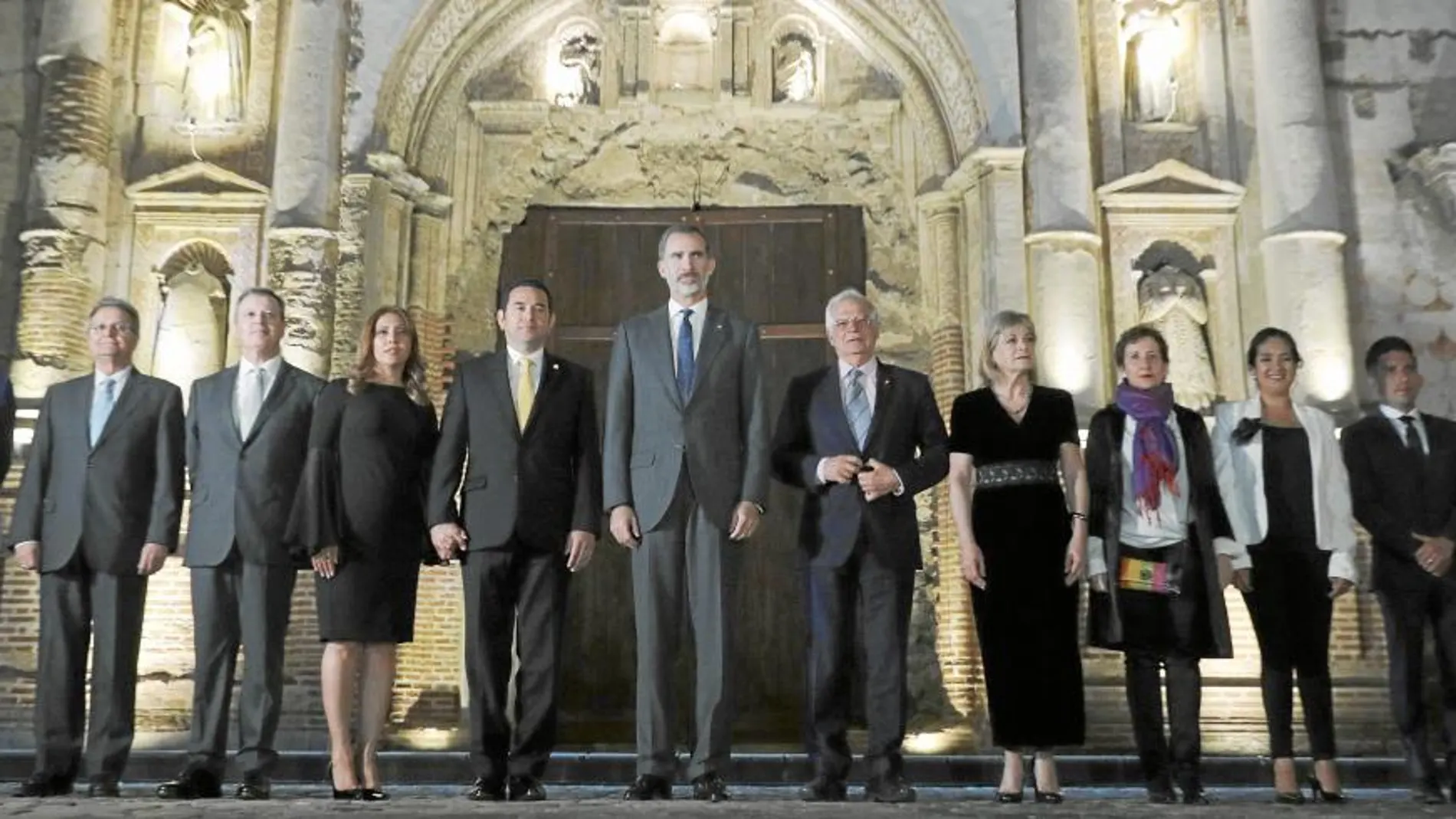 El Rey Felipe VI posa en la «foto de familia» de la Cumbre Iberoamericana, ayer en Antigua (Guatemala)