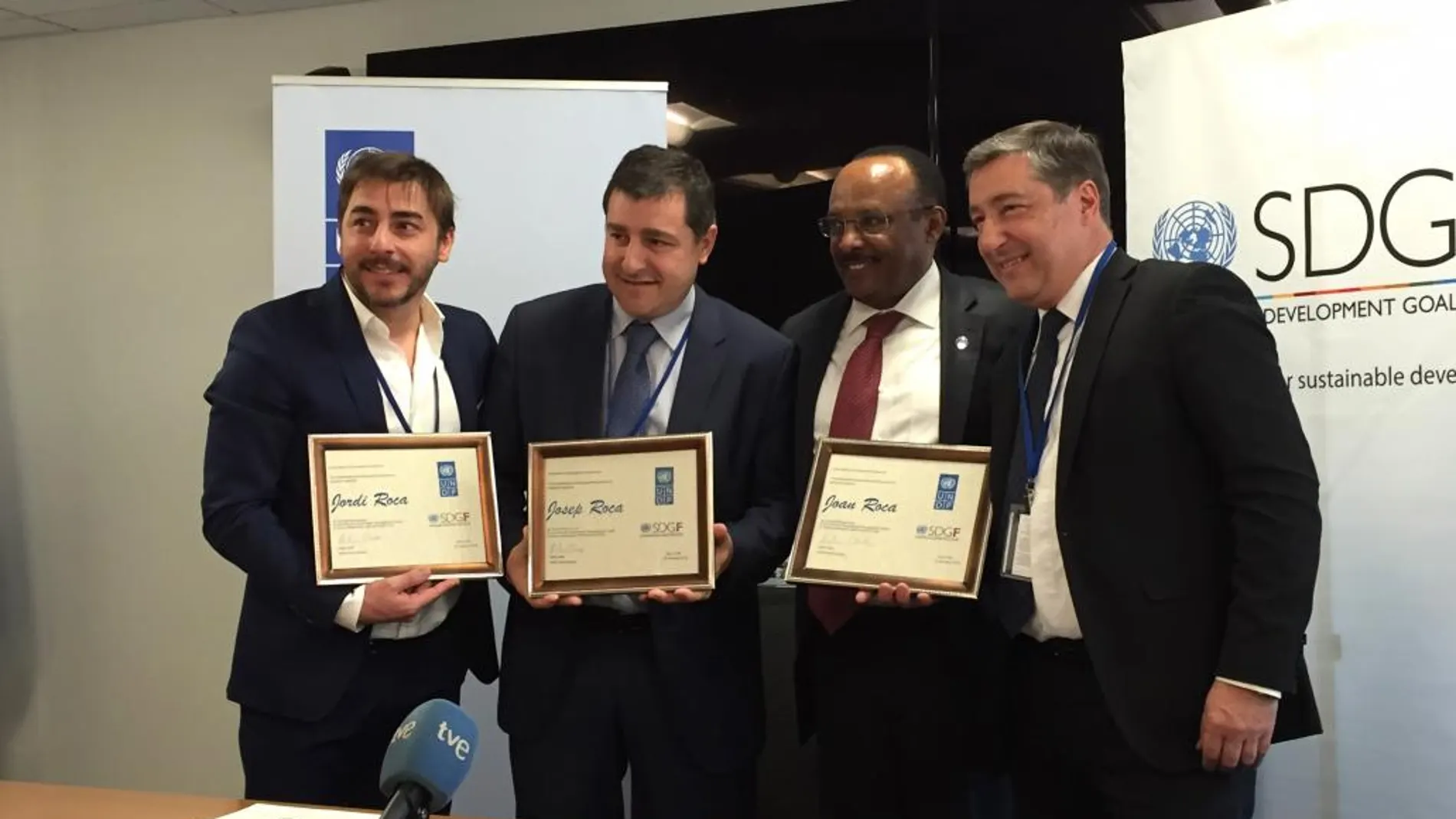 Los hermanos Roca, propietarios de restaurante español El Celler de Roca, Jordi, Josep y Joan Roca, reciben diplomas por parte del administrador asociado del Programa de Naciones Unidas para el Desarrollo (PNUD), Tegegnework Gettu
