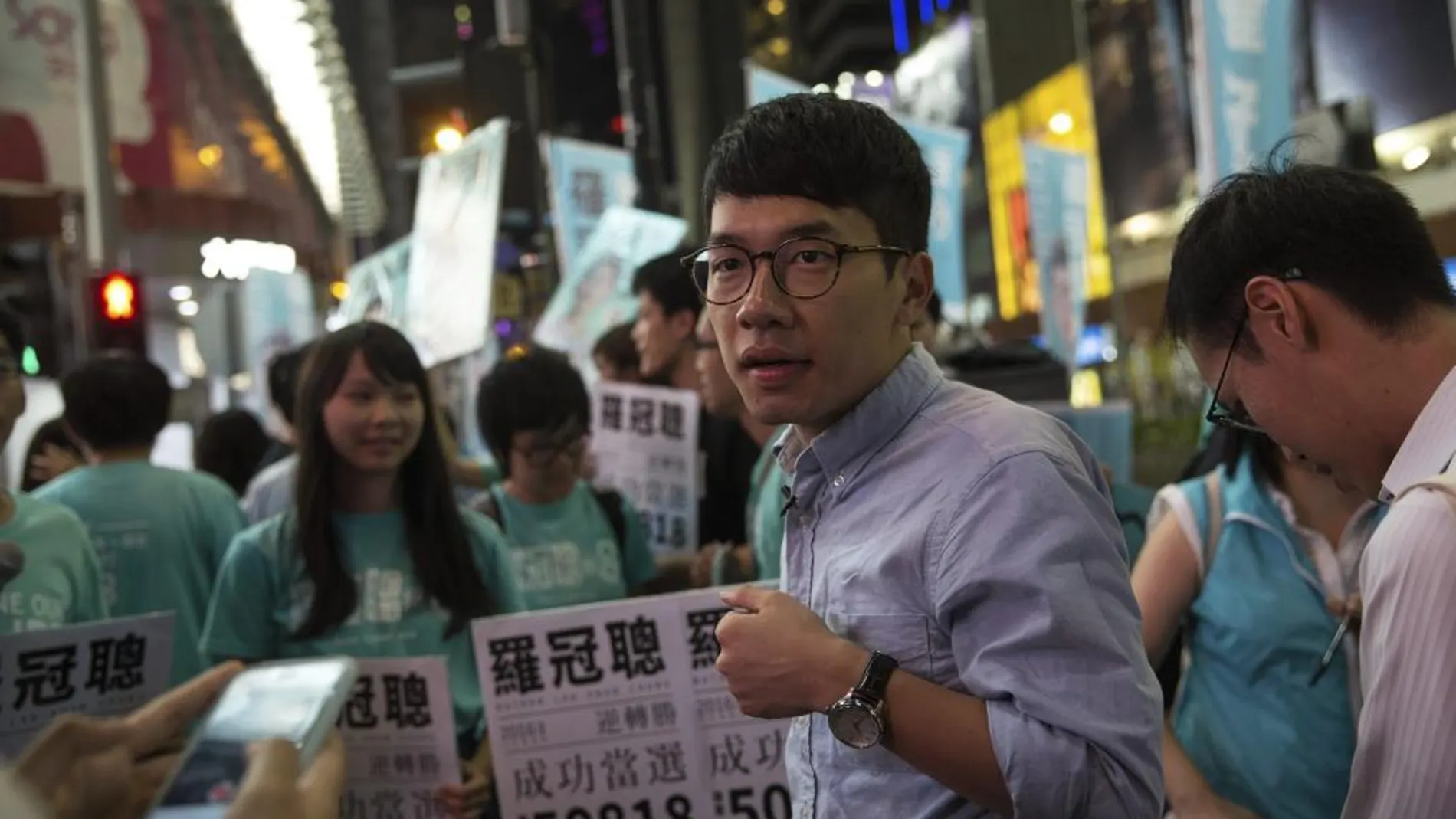 Nathan Law, uno de los líderes de la 'revolución de los paraguas' en el 2014, se dirige a sus simpatizantes durante una concentración en la Causeway Bay de Hong Kong