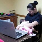 Momento en el que Mónica amamanta al bebé