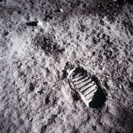 La pisada de uno de un astronauta sobre el suelo polvoriento de la Luna.
