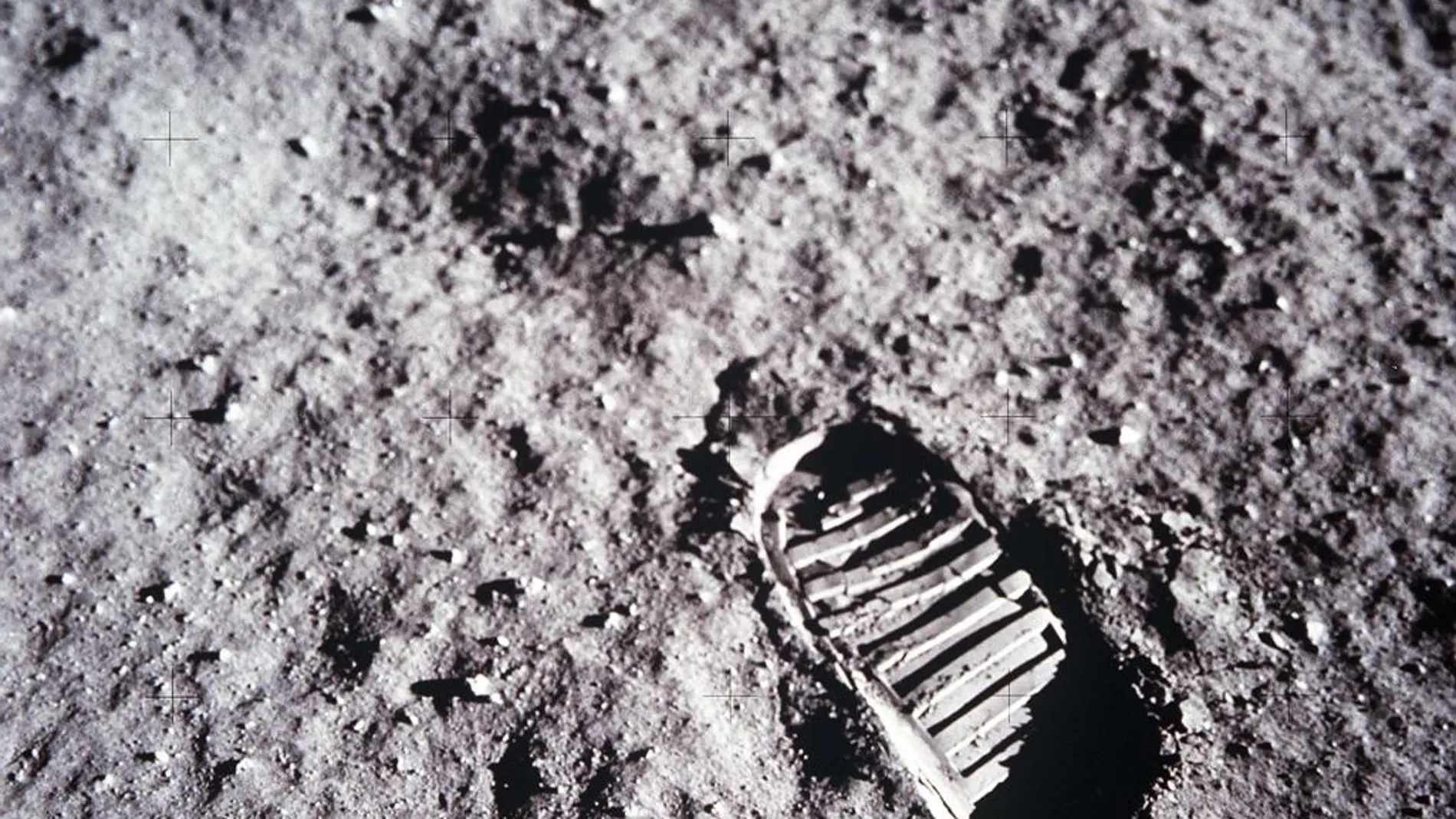 La pisada de uno de un astronauta sobre el suelo polvoriento de la Luna.