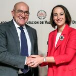 El presidente de la Diputación de Valladolid, Jesús Julio Carnero, y la portavoz de Ciudadanos, Pilar Vicente, sellan el acuerdo