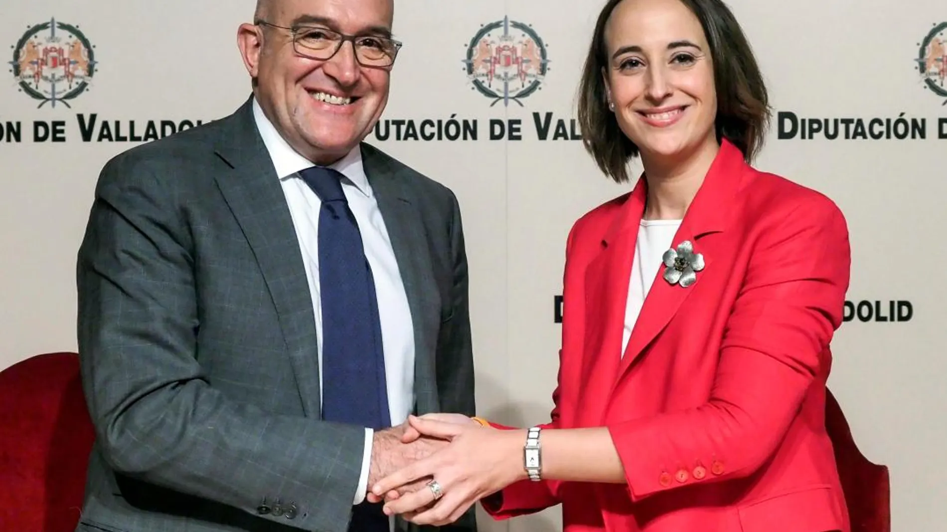 El presidente de la Diputación de Valladolid, Jesús Julio Carnero, y la portavoz de Ciudadanos, Pilar Vicente, sellan el acuerdo