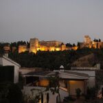 La Alhambra ocupa un lugar privilegiado, rodeada de montañas / Foto: La Razón