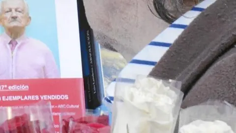 La tradición indica que en Sant Jordi hay que regalar un libro y una rosa