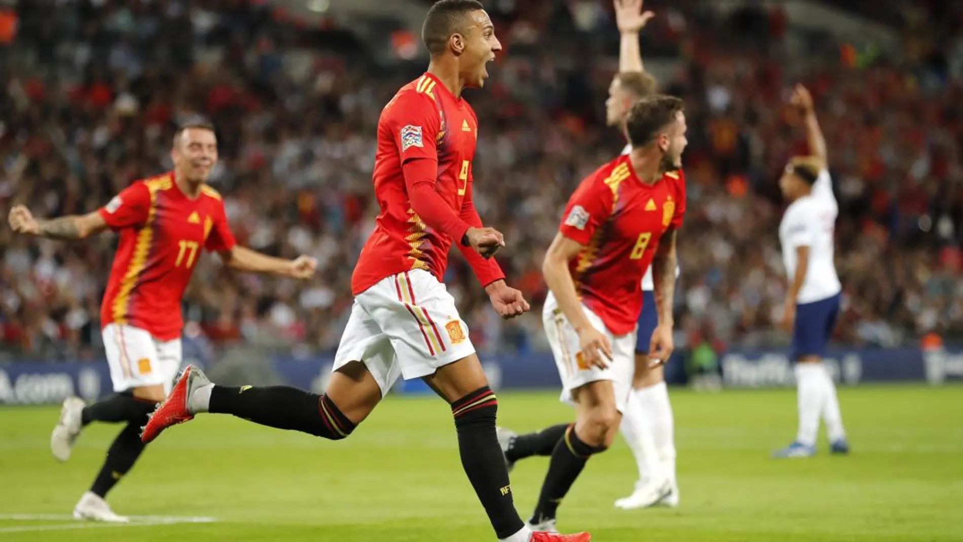 Los jugadores de la selección española celebran uno de los dos goles anotados ante Inglaterra / Ap