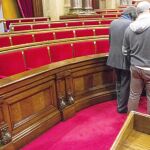 Oriol Junqueras, de Junts pel Sí, espera al presidente de la Generalitat en funciones, Artur Mas, ayer, tras una de las sesiones más breves de la historia del Parlamento catalán